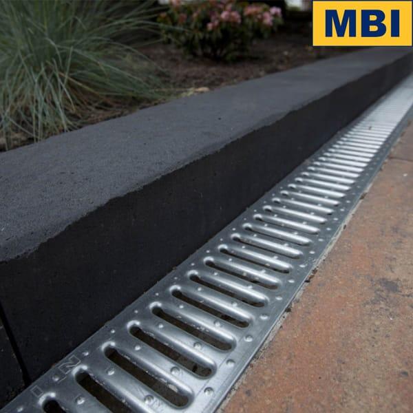 Close up antraciet betonbiels MBI met RVS roostergoot